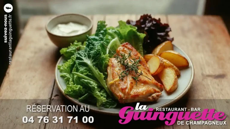 Poulet au citron et au thym, accompagné de pommes de terre au four et sa sauce blanche.